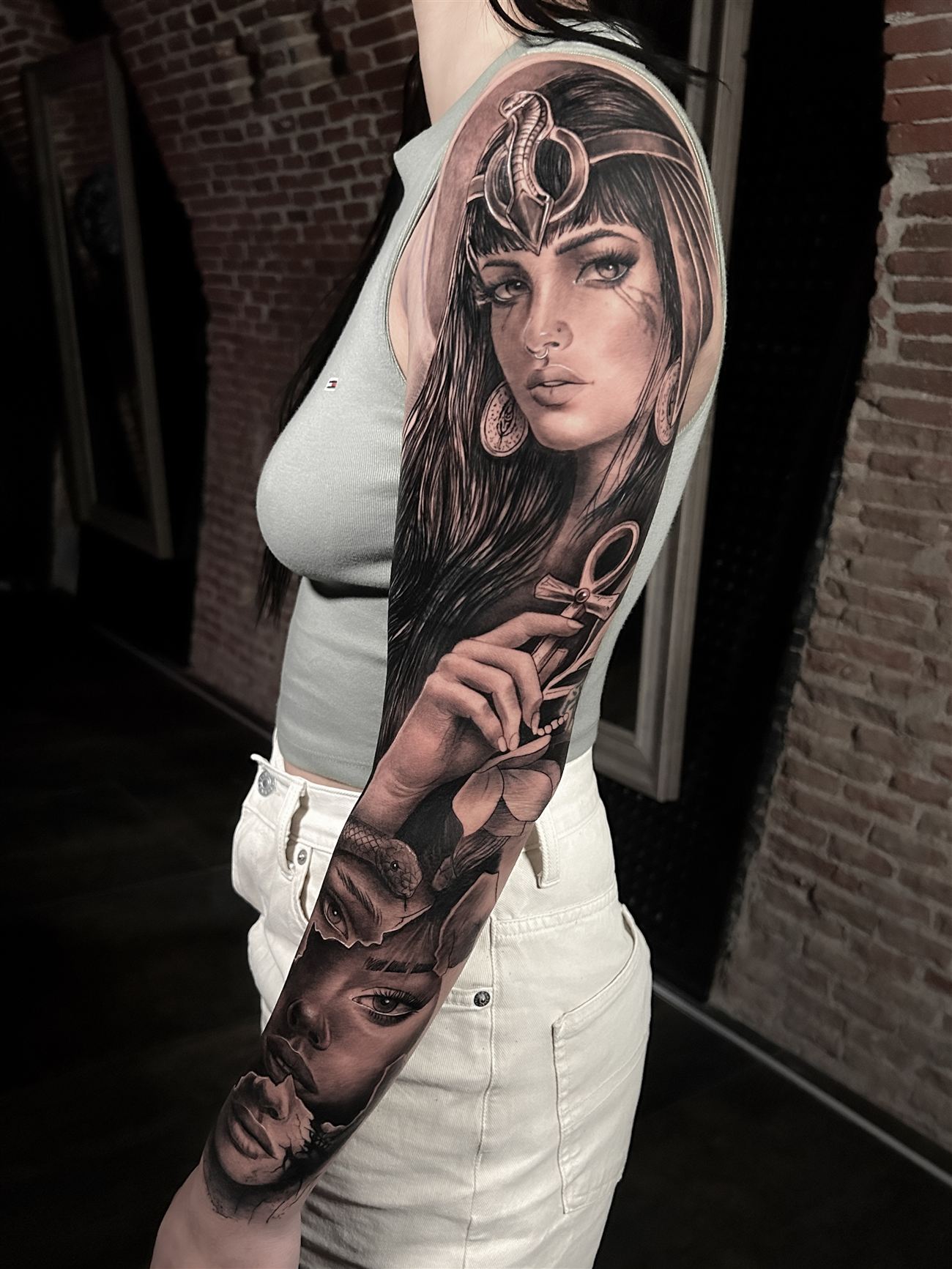 Tatuaje de realismo de un retrato femenino de inspiración egipcia sobre todo el brazo